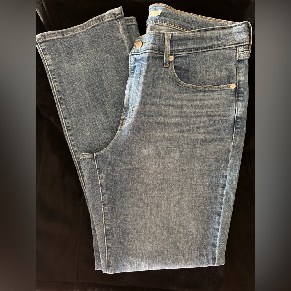 Levi Strauss Women's Classic Straight Jeans - Medium Wash - Size 12 - Picture 6 of 6